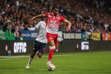 Barnsley 'den Barry Cotter, 7 Mayıs 2024' te İngiltere 'nin Bolton Stadyumu' nda Bolton Wanderers 'a karşı oynanan yarı final yarı final ikinci ayak maçında topa vuruyor.