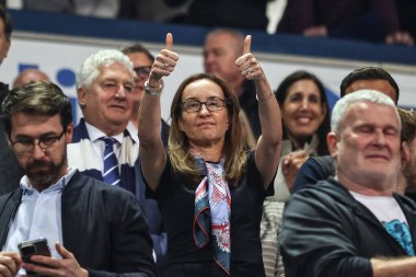 Bolton Wonderers 'ın başkanı Sharon Brittan, İngiltere' nin Bolton kentindeki Toughsheet Stadyumu 'nda oynanan yarı final yarı final yarı final yarı final yarı final maçında taraftarlarına başparmak kaldırıyor.