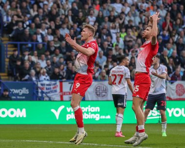 Barnsley 'den Sam Cosgrove, 7 Mayıs 2024' te İngiltere 'nin Bolton kentinde oynanan Toughsheet Community Stadyumu' nda yarı final yarı final yarı final ikinci ayak karşılaşmasında 0-1 kazanma hedefini kutluyor.