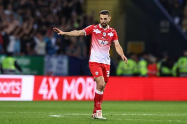 Barnsley 'den Adam Phillips, 7 Mayıs 2024' te İngiltere 'nin Bolton Stadyumu' nda Bolton Wanderers 'a karşı oynanan yarı final yarı final ikinci ayak maçında takımına talimat veriyor.
