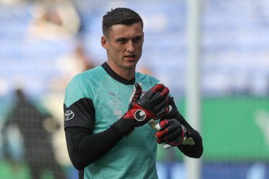 Barnsley 'den Liam Roberts, 7 Mayıs 2024' te İngiltere 'nin Bolton kenti Toughsheet Community Stadyumu' nda oynanan yarı final yarı final ikinci ayak maçında oynanan maç öncesi ısınma maçında