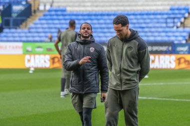 Barnsley 'den Barry Cotter ve Barnsley' den Jon Russell, 7 Mayıs 2024 'te İngiltere' nin Toughsheet Community Stadyumu 'nda oynanan yarı final yarı final ikinci ayak karşılaşmasında Bolton Wanderers ile Barnsley karşılaşacaklar.