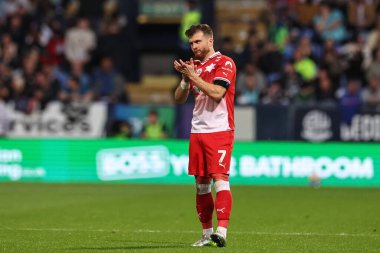 Barnsley takımından Nicky Cadden, 7 Mayıs 2024 'te İngiltere' nin Toughsheet Community Stadyumu 'nda Bolton Wanderers' ın Barnsley 'e karşı oynadığı Gökyüzü İddia Ligi 1 play-off yarı final maçında takım arkadaşlarını alkışlıyor.