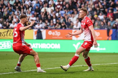 Barnsley 'den Sam Cosgrove, 7 Mayıs 2024' te İngiltere 'nin Bolton kentinde oynanan Toughsheet Community Stadyumu' nda yarı final yarı final yarı final ikinci ayak karşılaşmasında 0-1 kazanma hedefini kutluyor.