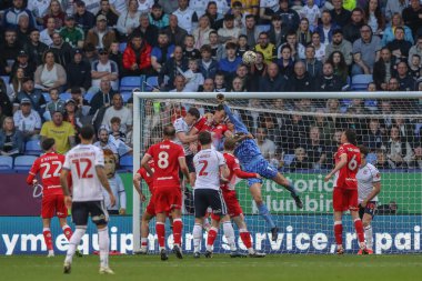 Barnsley 'den Liam Roberts, 7 Mayıs 2024' te İngiltere 'nin Bolton Stadyumu' nda oynanan yarı final yarı final ikinci ayak maçında Bolton Wanderers 'a karşı Barnsley' i kurtardı.