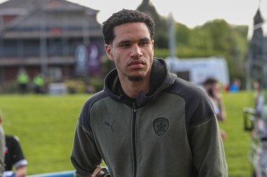Barnsley 'den Jon Russell, 7 Mayıs 2024' te İngiltere 'nin Bolton Wanderers ve Barnsley takımlarının oynadığı Sky Bet Lig 1 play-off yarı final maçına geldi.