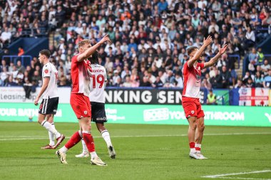 Barnsley 'den Sam Cosgrove, 7 Mayıs 2024' te İngiltere 'nin Bolton kentinde oynanan Toughsheet Community Stadyumu' nda yarı final yarı final yarı final ikinci ayak karşılaşmasında 0-1 kazanma hedefini kutluyor.
