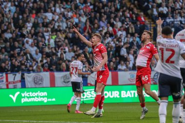 Barnsley 'den Sam Cosgrove, 7 Mayıs 2024' te İngiltere 'nin Bolton kentinde oynanan Toughsheet Community Stadyumu' nda yarı final yarı final yarı final ikinci ayak karşılaşmasında 0-1 kazanma hedefini kutluyor.