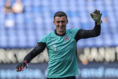 Barnsley 'den Liam Roberts, 7 Mayıs 2024' te İngiltere 'nin Bolton kenti Toughsheet Community Stadyumu' nda oynanan yarı final yarı final ikinci ayak maçında oynanan maç öncesi ısınma maçında