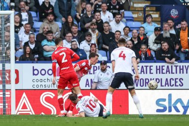 Barnsley 'li Mal de Gevigney, 7 Mayıs 2024' te İngiltere 'nin Bolton Stadyumu' ndaki Bolton Wanderers - Bolton Wanderers - Barnsley maçında oynanan Sky Bet 1 play-off maçında Bolton Wanderers takımından Dion Charles 'ın attığı şutu blokluyor.