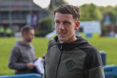 Barnsley 'li Mal de Gevigney, 7 Mayıs 2024' te İngiltere 'nin Bolton Stadyumu' ndaki Bolton Wanderers 'a karşı oynanan yarı final ikinci ayak maçına geldi.