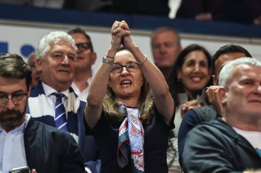 Bolton Wonderers 'ın başkanı Sharon Brittan, 7 Mayıs 2024' te İngiltere 'nin Bolton kentinde oynanan Toughsheet Community Stadyumu' nda yarı final yarı final ikinci ayak karşılaşmasında taraftarlarını alkışlıyor.
