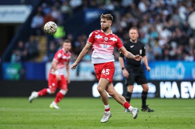 Barnsley 'den John Mcatee, 7 Mayıs 2024' te İngiltere 'nin Bolton Stadyumu' nda Bolton Wanderers 'a karşı oynanan yarı final yarı final ikinci ayak maçında topu kontrol ediyor.