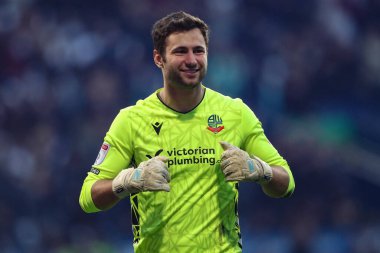 Bolton Wanderers takımının oyuncusu Nathan Baxter, 7 Mayıs 2024 'te İngiltere' nin Bolton Stadyumu 'nda oynanan yarı final yarı final yarı final yarı final yarı final maçında takım arkadaşı Bolton Wanderers-Barnsley maçında 2-1' lik galibiyet golünü kutluyor.