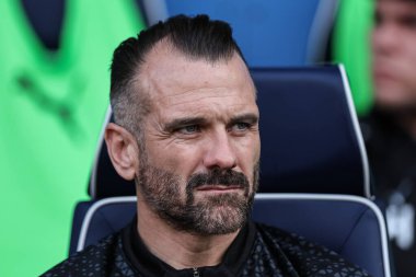 Martin Devaney, 7 Mayıs 2024 'te İngiltere' nin Bolton Stadyumu 'nda oynanan yarı final yarı final yarı final yarı final maçında Barnsley maçında maç öncesi ısınma antrenörü.