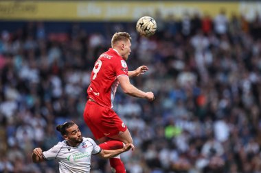 Barnsley 'den Sam Cosgrove, 7 Mayıs 2024' te İngiltere 'nin Toughsheet Community Stadyumu' nda Bolton Wanderers 'a karşı oynanan yarı final ikinci ayak play-off' unda yüksek topu kazanmak için atlıyor.