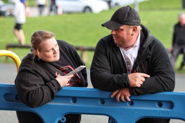 Barnsley taraftarları, 7 Mayıs 2024 'te İngiltere' nin Bolton Stadyumu 'nda oynanan yarı final yarı final ikinci ayak maçında Bolton Wanderers' a karşı Barnsley maçına geldiler.