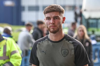 Barnsley 'den John Mcatee, 7 Mayıs 2024' te İngiltere 'nin Bolton Stadyumu' ndaki Bolton Wanderers-Barnsley maçında Sky Bet 1 play-off yarı final maçına geldi.