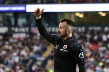 Martin Devaney 'in Barnsley teknik direktörü, 7 Mayıs 2024' te İngiltere 'nin Toughsheet Community Stadyumu' nda Bolton Wanderers 'ın Barnsley' e karşı oynadığı Sky Bet 1 play-off yarı final maçına bakıyor.