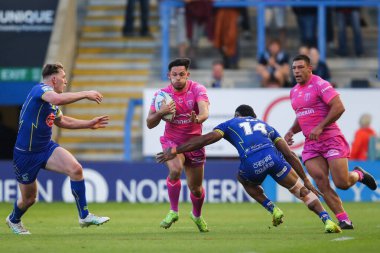 Warrington Wolves takımından Rodrick Tai, 9 Mayıs 2024 'te Warrington, İngiltere' deki Halliwell Jones Stadyumu 'nda oynanan 11. Betfred Süper Lig karşılaşmasında Niall Evalds of Hull KR' ı yendi.