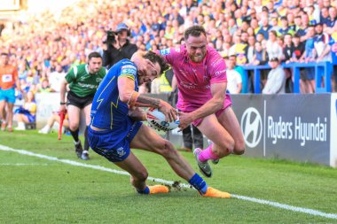 Warrington Wolves 'tan Matty Ashton, 9 Mayıs 2024' te İngiltere 'nin Warrington Stadyumu' nda oynanan Betfred Süper Lig karşılaşmasında Hull KR 'dan Joe Burgess' ten sert bir darbe aldı.