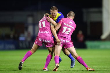 Warrington Wolves 'dan Ben Currie, Hull KR' dan Dean Hadley ve Hull KR 'dan James Batchelor tarafından 9 Mayıs 2024' te Halliwell Jones Stadyumu 'nda oynanan 11.