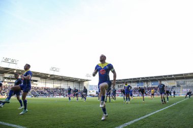 Warrington Wolves oyuncuları maç öncesi ısınma maçı sırasında 9 Mayıs 2024 'te Warrington Jones Stadyumu, Warrington' da oynanan Warrington Wolves vs Hull KR karşılaşmasında karşılaşacak.