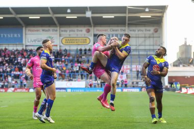 Warrington Wolves takımından Josh Thewlis, 9 Mayıs 2024 'te Warrington, Warrington' da oynanan 11. Betfred Süper Lig karşılaşmasında topu yakaladı.