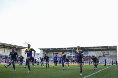 Warrington Wolves oyuncuları maç öncesi ısınma maçı sırasında 9 Mayıs 2024 'te Warrington Jones Stadyumu, Warrington' da oynanan Warrington Wolves vs Hull KR karşılaşmasında karşılaşacak.