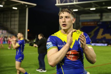 Warrington Wolves 'tan Matty Nicholson, 9 Mayıs 2024' te İngiltere 'nin Warrington kentinde oynanan 11. Betfred Süper Lig karşılaşması sonrasında ev sahibi taraftarları alkışlıyor.