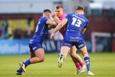 Hull KR 'dan James Batchelor, Warrington Wolves' tan Danny Walker tarafından 9 Mayıs 2024 'te Halliwell Jones Stadyumu' nda oynanan 11.