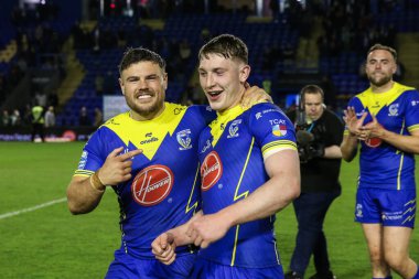 Warrington Wolves 'tan Joe Philbin ve Warrington Wolves' tan Matty Nicholson, 9 Mayıs 2024 'te Warrington, İngiltere' deki Halliwell Jones Stadyumu 'nda oynanan 11.