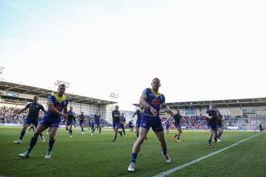 Warrington Wolves oyuncuları maç öncesi ısınma maçı sırasında 9 Mayıs 2024 'te Warrington Jones Stadyumu, Warrington' da oynanan Warrington Wolves vs Hull KR karşılaşmasında karşılaşacak.