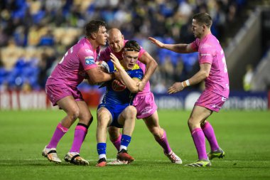 Warrington Wolves 'dan Josh Thewlis, Hull KR' dan Jai Whitbread ve Hull KR 'dan Dean Hadley tarafından 9 Mayıs 2024' te Halliwell Jones Stadyumu 'nda oynanan 11.