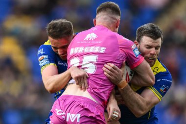 Hull KR 'dan Joe Burgess, Warrington Wolves' tan Lachlan Fitzgibbon ve Warrington Wolves 'tan James Harrison tarafından 9 Mayıs 2024' te Warrington, İngiltere 'de oynanan 11..