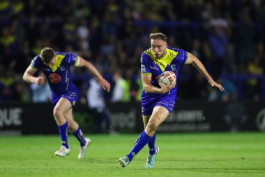 Warrington Wolves takımından James Harrison, 9 Mayıs 2024 tarihinde Warrington Jones Stadyumu 'nda oynanan 11. Warrington Wolves vs Hull KR karşılaşmasında topa vuruyor.