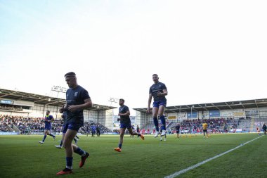 Warrington Wolves oyuncuları maç öncesi ısınma maçı sırasında 9 Mayıs 2024 'te Warrington Jones Stadyumu, Warrington' da oynanan Warrington Wolves vs Hull KR karşılaşmasında karşılaşacak.