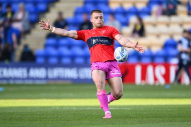 Hull KR takımından Mikey Lewis, 9 Mayıs 2024 'te Warrington Jones Stadyumu' nda oynanan 11. Betfred Süper Lig karşılaşması öncesinde ısınmaya hazırlanıyor.