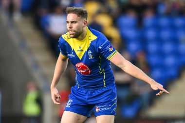 Warrington Wolves 'dan James Harrison, 9 Mayıs 2024' te Warrington Jones Stadyumu 'nda oynanan Warrington Wolves vs Hull KR karşılaşmasında takımına talimat verdi.