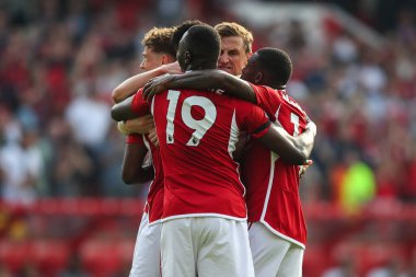 Nottingham Ormanı 'ndan Willy Boly, İngiltere' nin Nottingham şehrinde oynanan Premier Lig maçı Nottingham Forest 'a karşı Chelsea maçında 1-1' lik galibiyetini kutluyor.