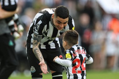 Newcastle United takımından Miguel Almirn, 11 Mayıs 2024 'te İngiltere' de oynanan Premier League maçı sırasında çocuğuyla birlikte St. James 's Park' ta Newcastle United ve Hove Albion maçına çıktı. 