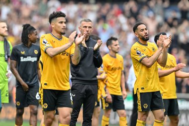 Wolverhampton Wanderers 'ın Gary O' Neil teknik direktörü 11 Mayıs 2024 'te İngiltere' nin Molineux kentinde oynanan Premier League maçında Wolverhampton Wanderers - Crystal Palace maçında taraftarlarını alkışlamak için takımına katıldı. 