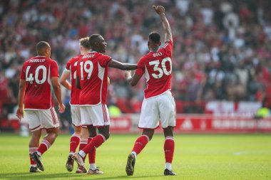Nottingham Ormanı 'ndan Willy Boly, İngiltere' nin Nottingham şehrinde oynanan Premier Lig maçı Nottingham Forest 'a karşı Chelsea maçında 1-1' lik galibiyetini kutluyor.