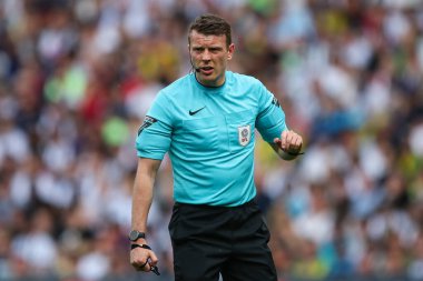 Hakem Samuel Barrott, Gök İddia Şampiyonası Play-off İlk-Final maçı sırasında West Bromwich Albion Southampton 'a karşı The Hawthorns, West Bromwich, İngiltere, 12 Mayıs 2024 