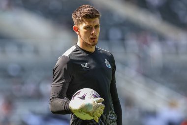 Newcastle United takımından Nick Pope, Premier League maçı Newcastle United ile Brighton ve Hove Albion arasındaki maç öncesi ısınma maçında 11 Mayıs 2024 'te St. James' s Park, Newcastle, İngiltere 'de 