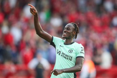 Chelsea 'li Trevoh Chalobah, 11 Mayıs 2024' te Nottingham Forest 'ın Chelsea' ye karşı oynadığı Premier Lig karşılaşmasında takımının kazanmasını kutluyor.