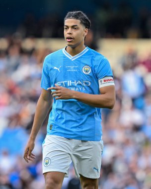 Manchester City 'den Jahmai Simpson-Pusey, Manchester City' nin 10 Mayıs 2024 'te Etihad Stadyumu' nda Leeds United 'a karşı oynadığı FA Gençler Kupası final maçında 