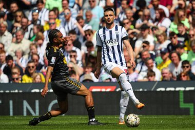 West Bromwich Albion takımından Yokulu, 12 Mayıs 2024 'te İngiltere' nin başkenti West Bromwich 'te oynanan yarı final yarı final maçında topu geçiyor. 