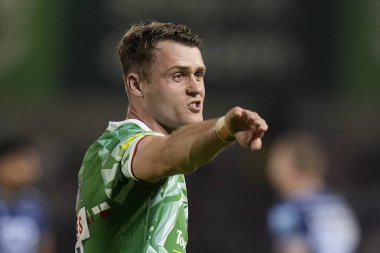Leicester Tigers kanadı Jamie Shillcock Gallagher Premiership maçında Salford Community Stadyumu 'nda Satılık Köpekbalıkları Leicester Tigers' a karşı, 10 Mayıs 2024 'te talimatları haykırıyor. 