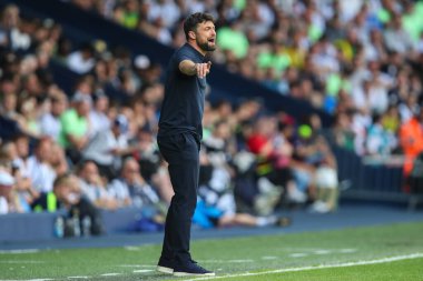 Southampton 'dan Russell Martin teknik direktörü, 12 Mayıs 2024' te İngiltere 'nin başkenti Hawthorns' ta oynanan ve Batı Bromwich Albion 'un Southampton' a karşı oynadığı yarı final yarı final maçında oyuncularına talimat veriyor. 